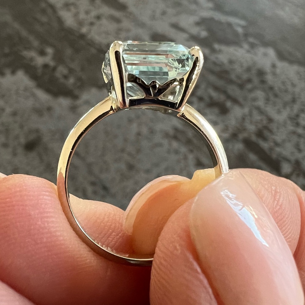 14kt White Gold Aquamarine Ring with Clear 5 carat Stone
Stamped 14kt - Picture 6 of 12
